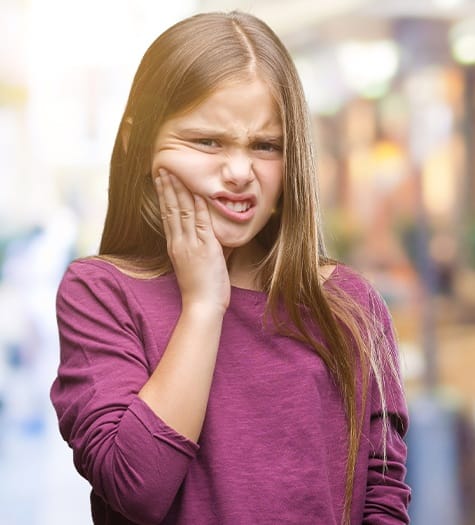 Girl with toothache should see Garland emergency pediatric dentist 