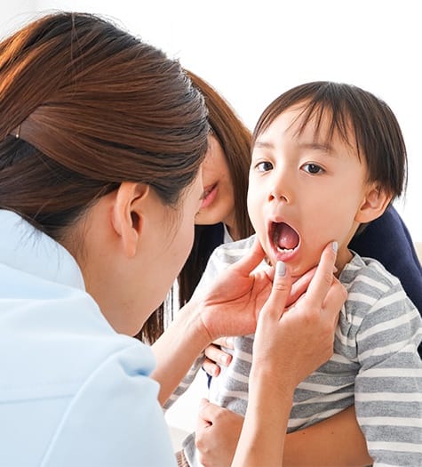 Young child receiving preventive dentistry exam